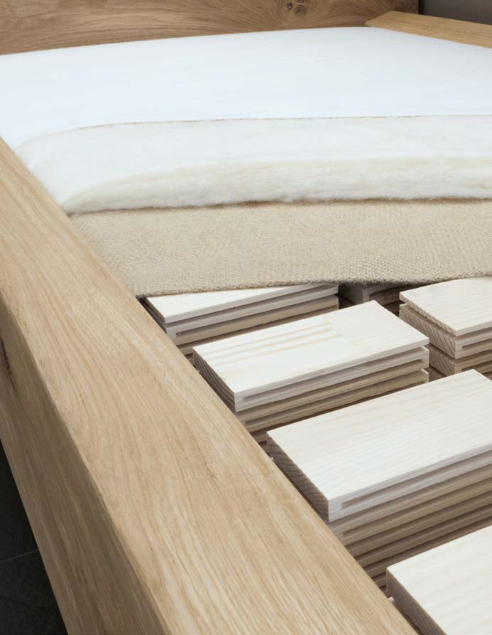 Le wooden boxspring