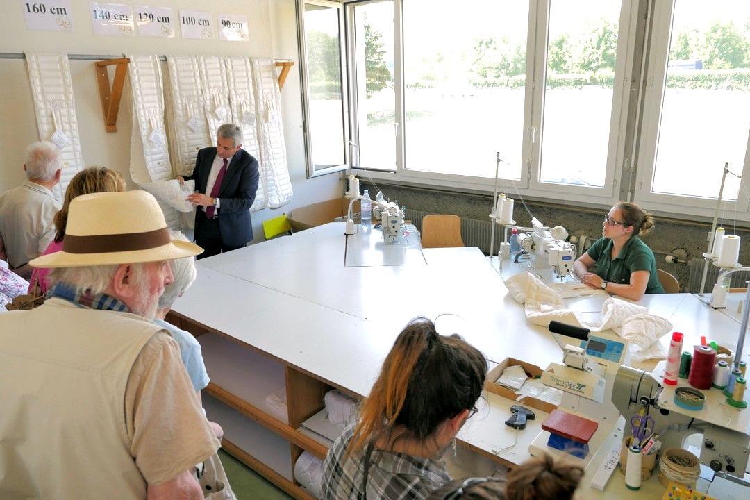 Portes ouvertes Elite: Monsieur Pugliese montre le detail des bandes laterales des matelas